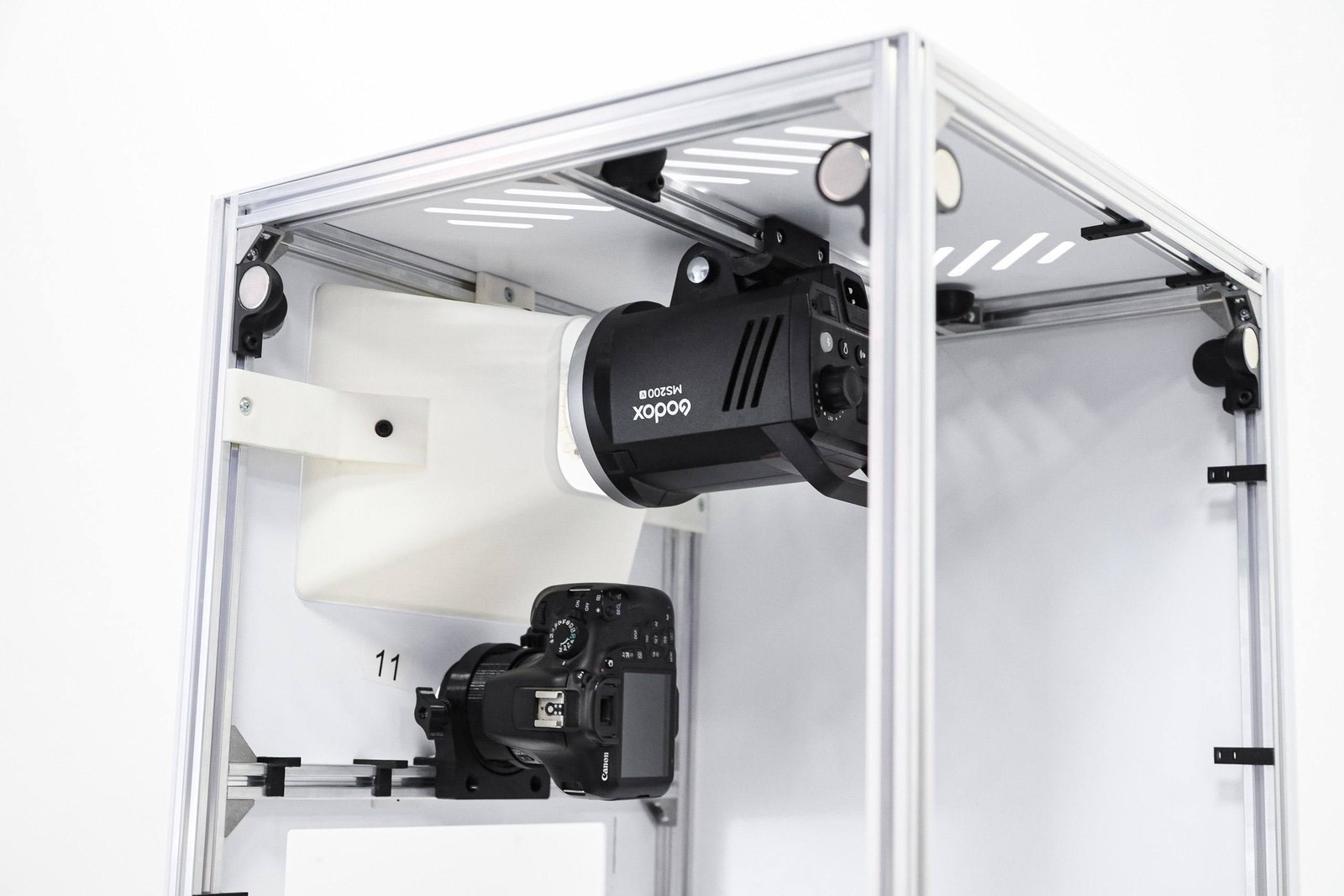 Camera and studio light installed inside the Classic aluminium frame
