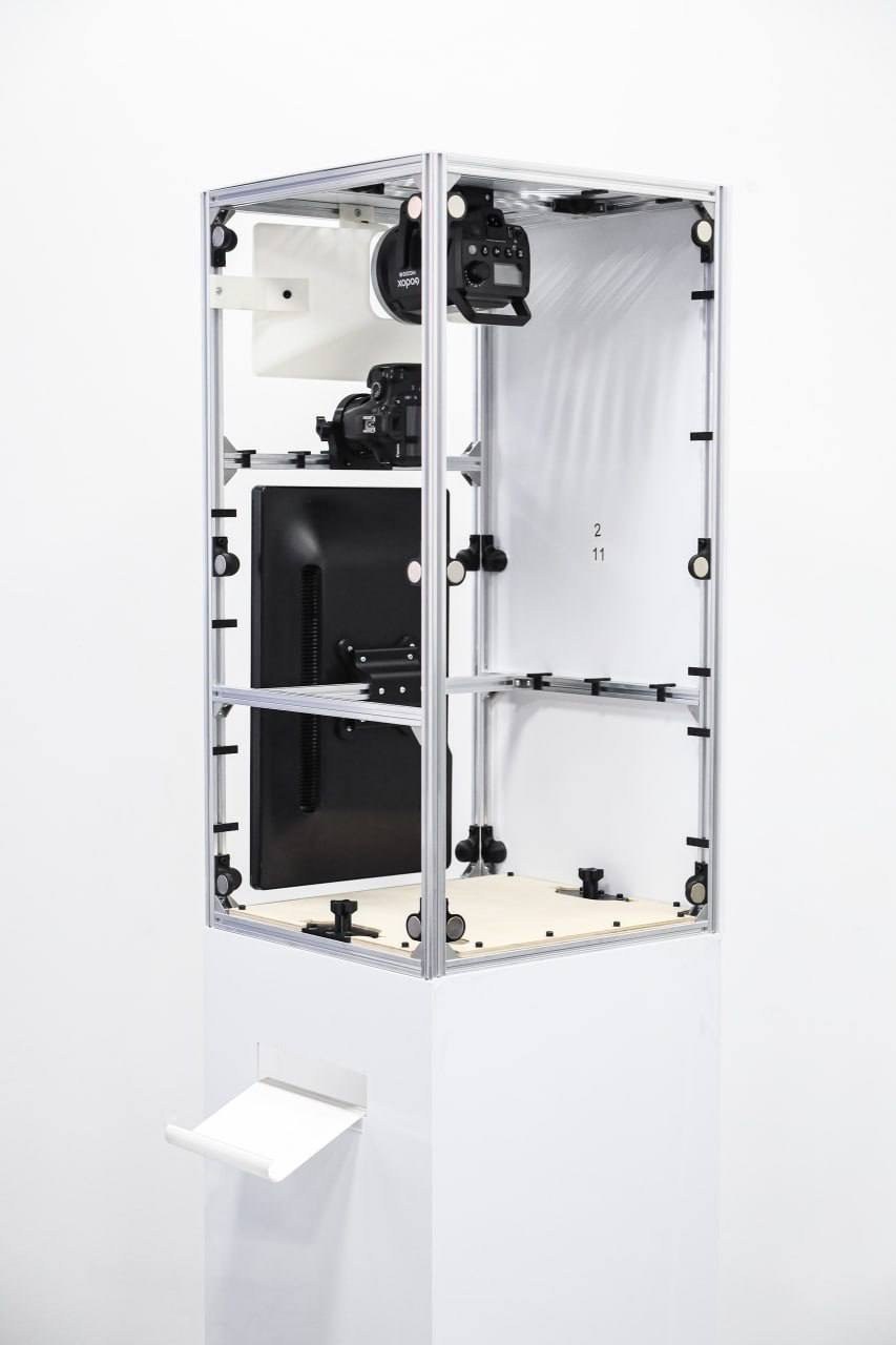 Open aluminium frame of the Classic photo booth