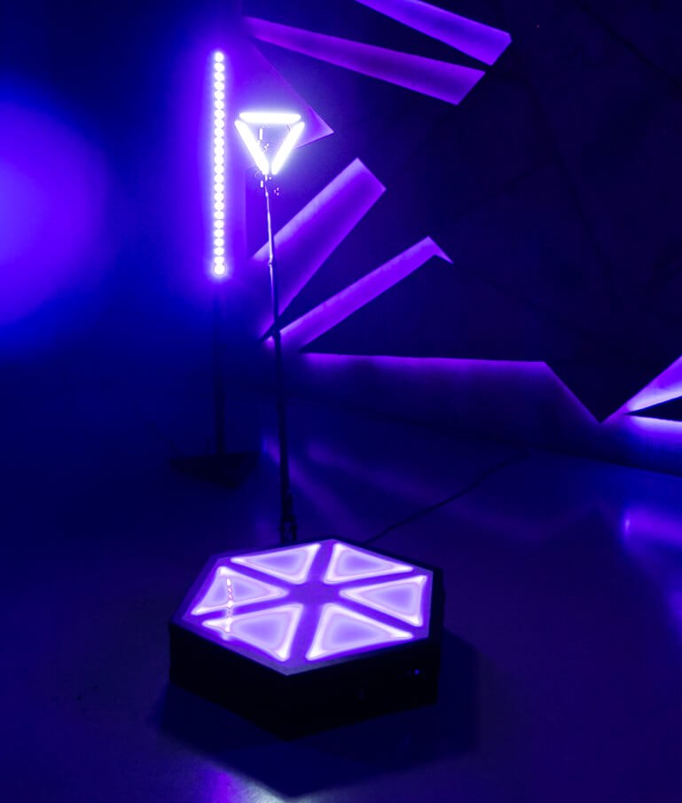 Spinner 360 platform with its camera and lighting in a violet studio